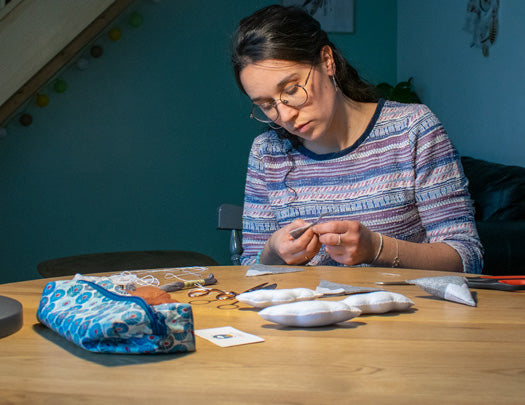 Emilie du nuage et de la dune fabrique des mobiles à la main