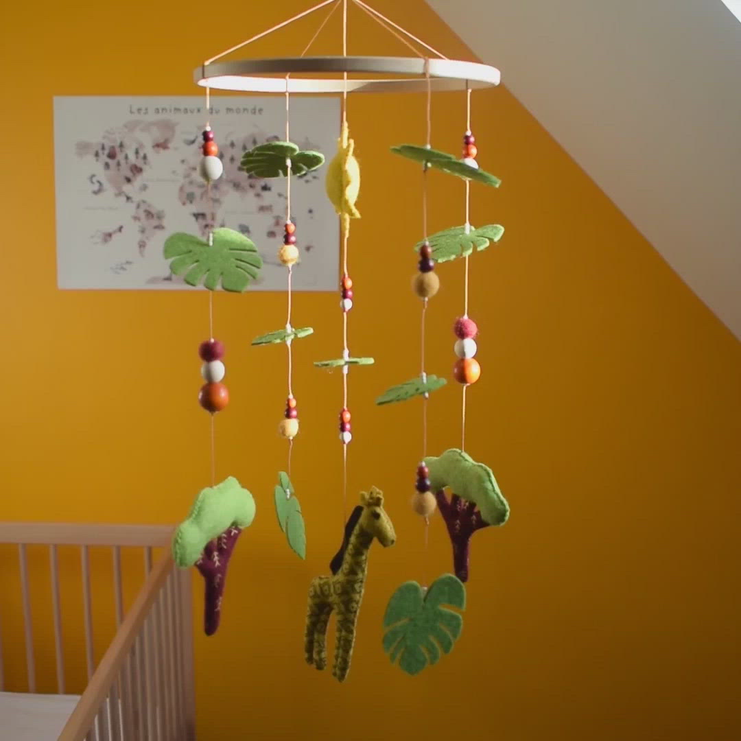 Charger et lire la vidéo dans la visionneuse de la Galerie, vidéo d'un mobile girafe fait à la main