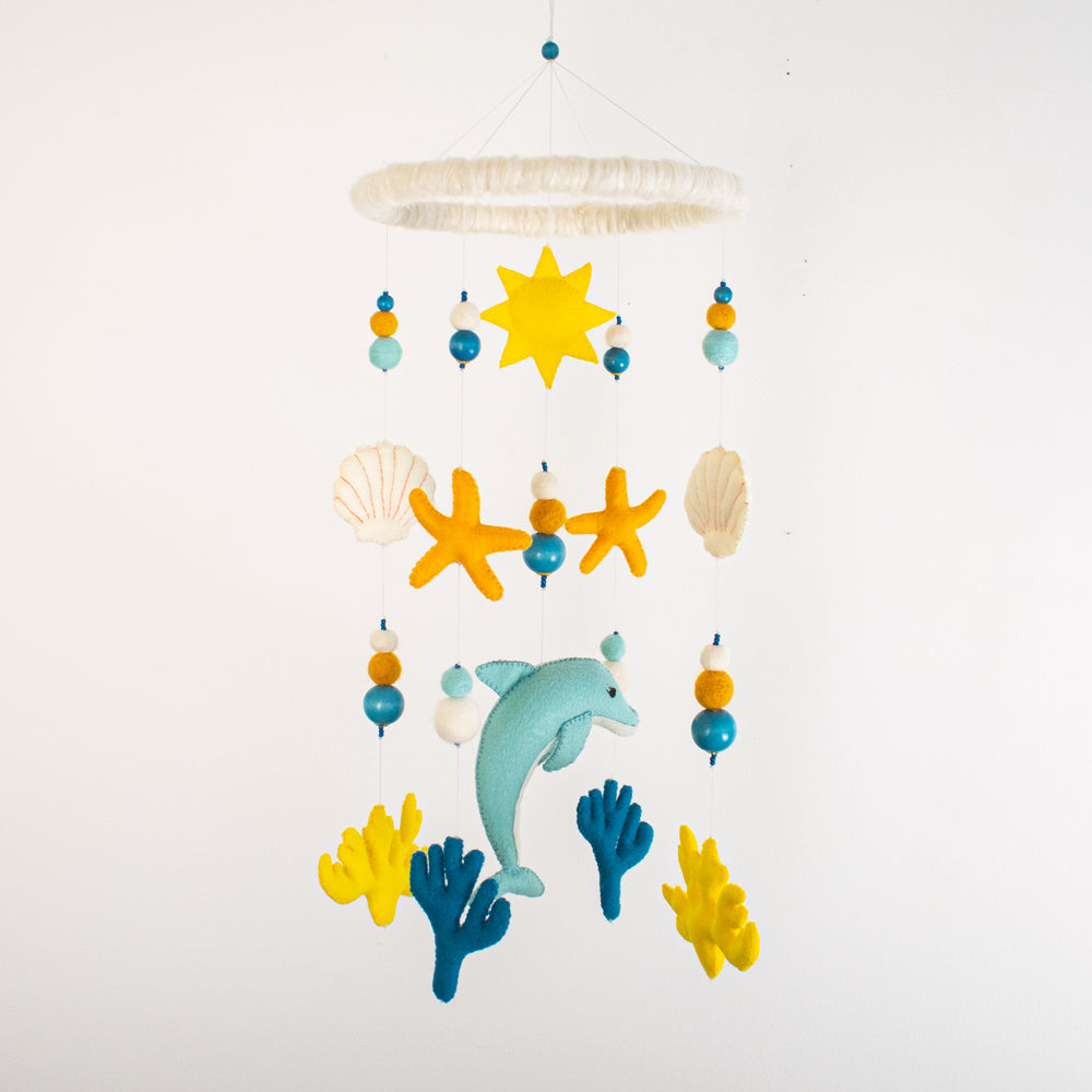 
                  
                    Mobile Dauphin pour bébé (55 cm x 20 cm) - Le dauphin illuminant l'océan
                  
                