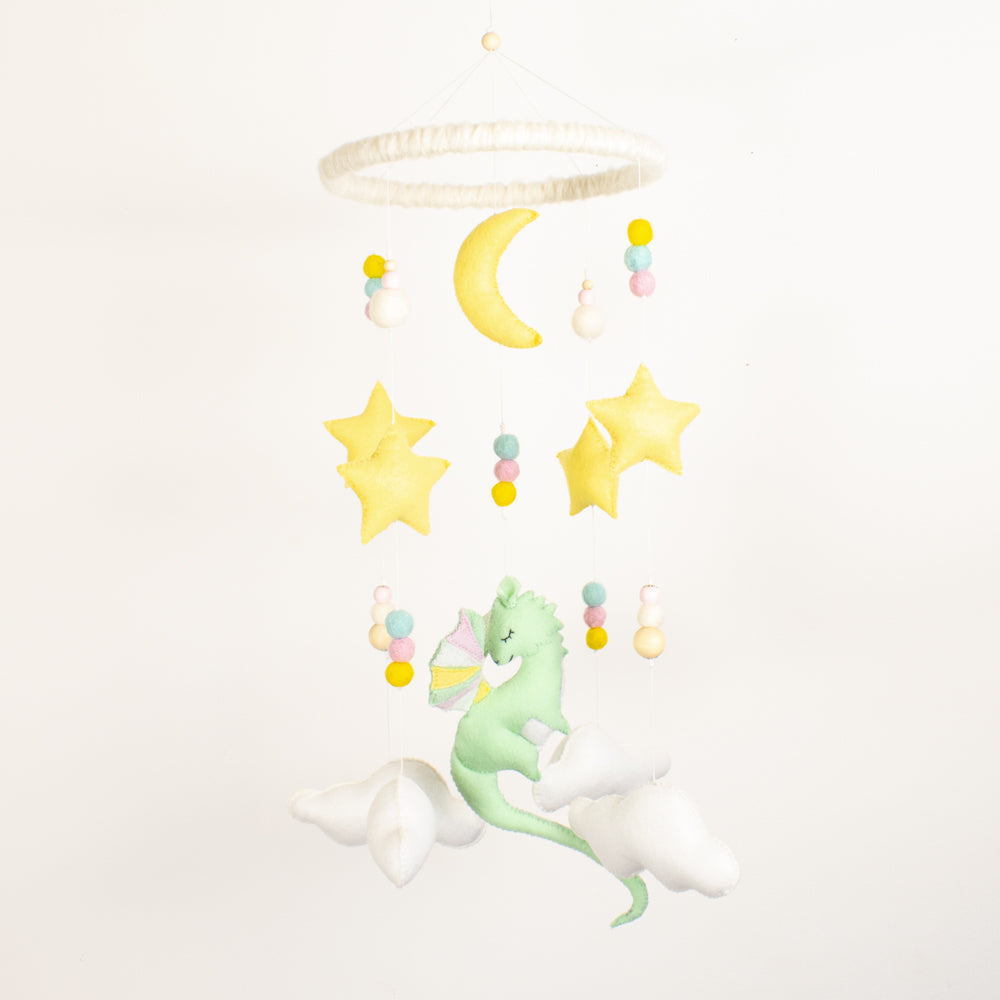 
                  
                    Mobile Dragon pour bébé (55 cm x 20cm) - Le Dragon qui rêvait de toucher les étoiles
                  
                